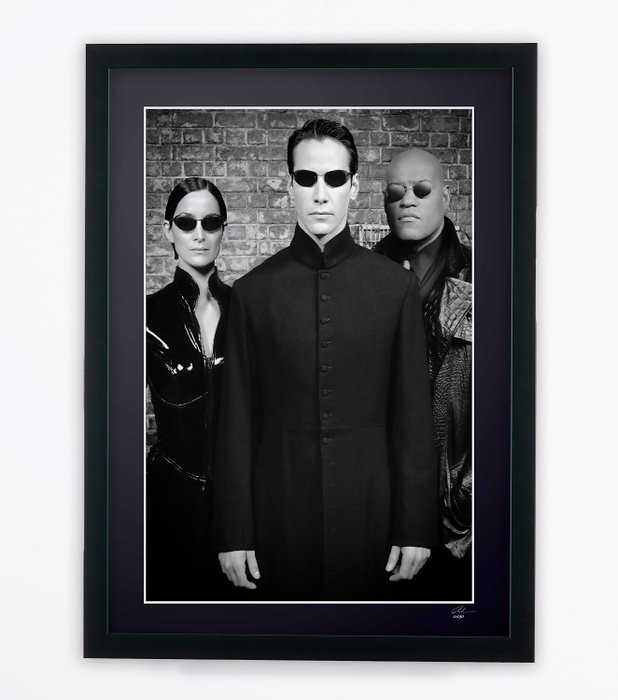 The Matrix - Neo as Keanu Reeves, Trinity as Carrie-Anne Moss, and Morpheus Was Laurence Fishburne. - Fine Art Photography - Luxury Wooden Framed 70X50 cm - Limited Edition Nr 01 of 30 - Serial ID 17150 - Original Certificate (COA), Hologram Logo Editor and QR Code - 100% New items.