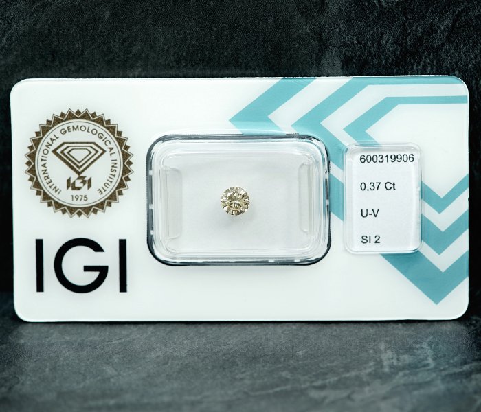 Ingen mindstepris - 1 pcs Diamant  (Naturfarvet)  - 0.37 ct - Light Brunlig Gul - SI2 - International Gemological Institute (IGI)