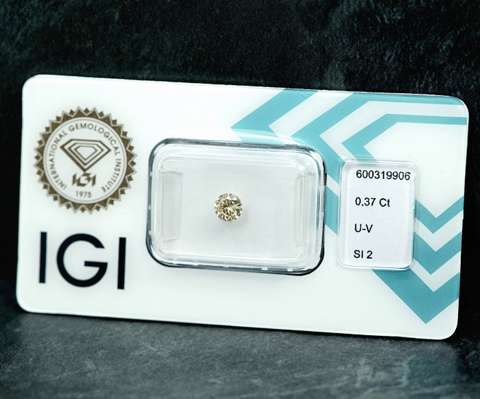 Ingen mindstepris - 1 pcs Diamant  (Naturfarvet)  - 0.37 ct - Light Brunlig Gul - SI2 - International Gemological Institute (IGI)