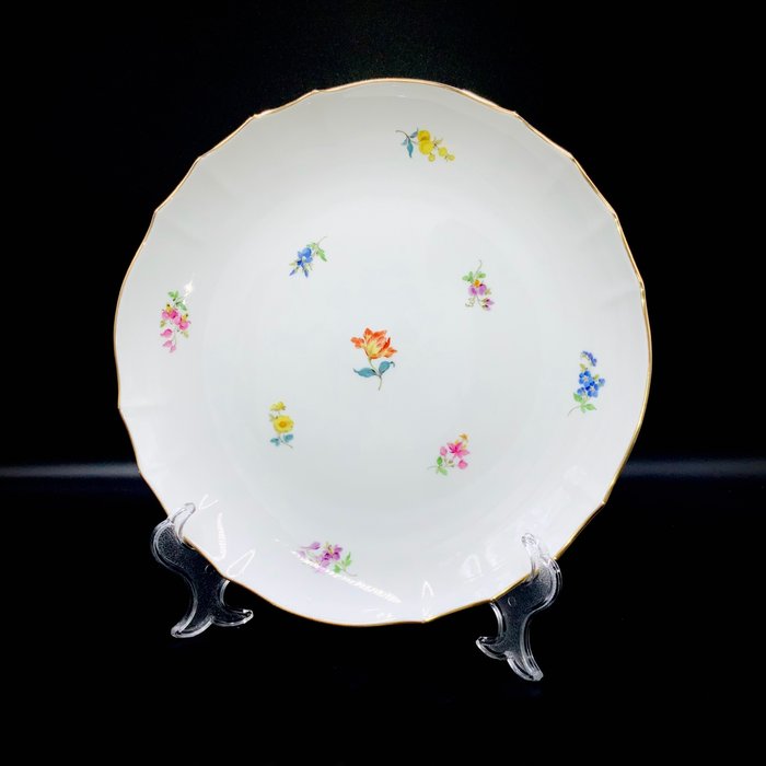 Meissen - First Choice - Large Round Serving Platter (28 cm) - "Scattered Flowers" - Platte - Håndmalet porcelæn