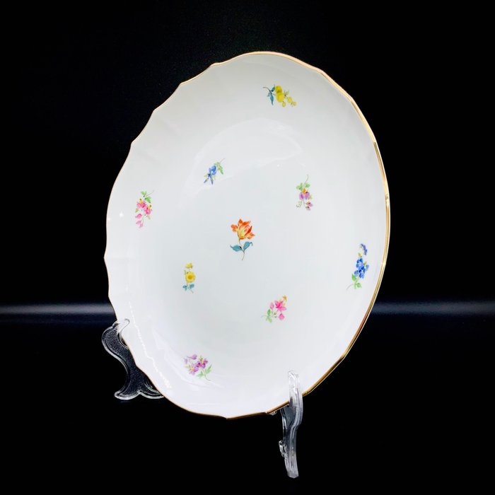 Meissen - First Choice - Large Round Serving Platter (28 cm) - "Scattered Flowers" - Platte - Håndmalet porcelæn