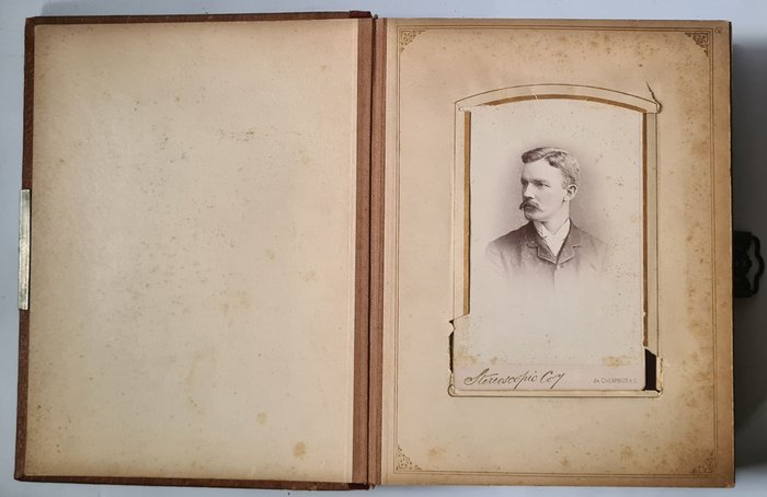 Onbekend - Victoriaans lederen  fotoalbum  met 60 CDV/kabinetfoto's - 1870