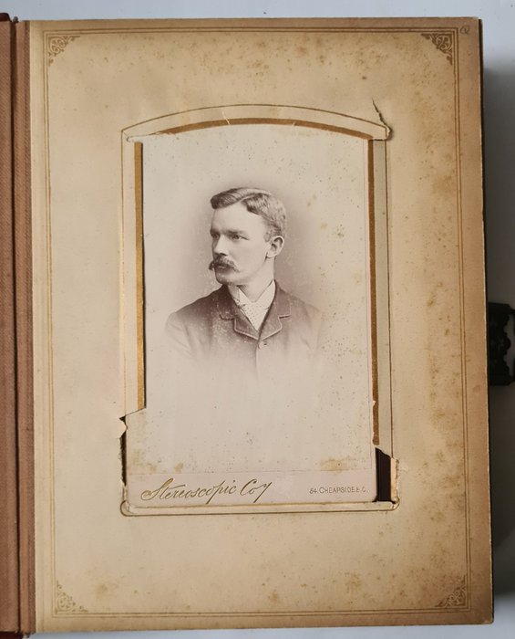 Onbekend - Victoriaans lederen  fotoalbum  met 60 CDV/kabinetfoto's - 1870