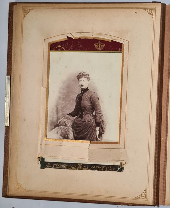 Onbekend - Victoriaans lederen  fotoalbum  met 60 CDV/kabinetfoto's - 1870