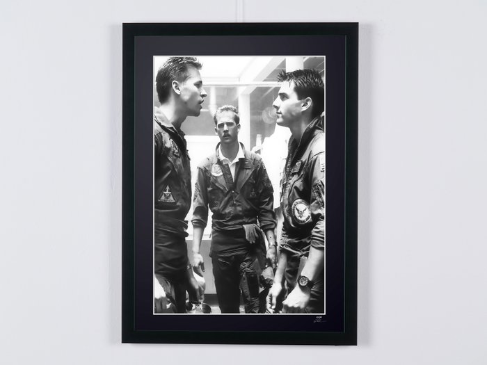 Top Gun (1986) - Tom Cruise is « Maverick » Val Kilmer is « Ice » - Fine Art Photography - Luxury Wooden Framed 70X50 cm - Limited Edition Nr 07 of 50 - Serial ID 17183 - Original Certificate (COA), Hologram Logo Editor and QR Code - 100% New items.