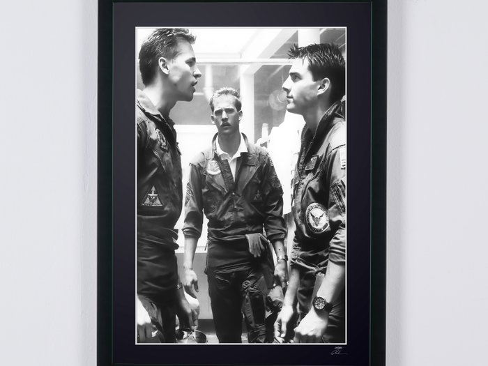 Top Gun (1986) - Tom Cruise is « Maverick » Val Kilmer is « Ice » - Fine Art Photography - Luxury Wooden Framed 70X50 cm - Limited Edition Nr 07 of 50 - Serial ID 17183 - Original Certificate (COA), Hologram Logo Editor and QR Code - 100% New items.