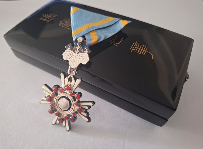 Japan - Medalje - Order Of The Sacred Treasure 5th Class  with different ribbon