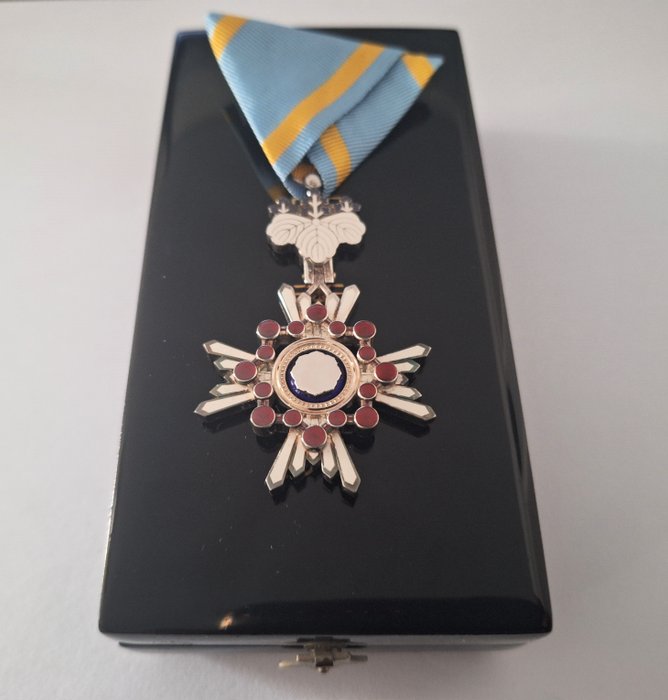 Japan - Medalje - Order Of The Sacred Treasure 5th Class  with different ribbon