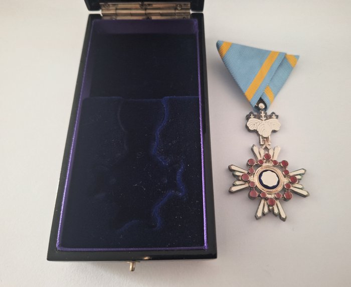 Japan - Medalje - Order Of The Sacred Treasure 5th Class  with different ribbon