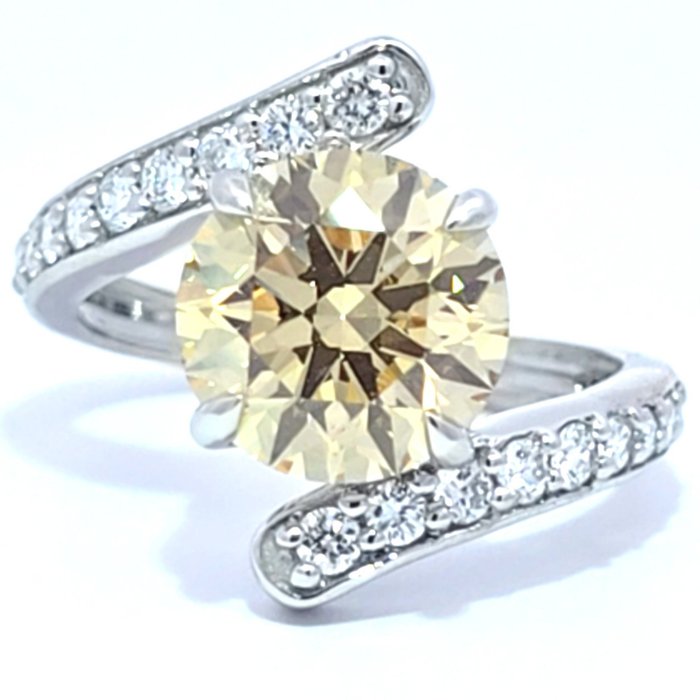 Ring Platin -  3.91ct. tw. Gul Diamant (Laboratoriedyrket diamant i fancy farver) - Diamant