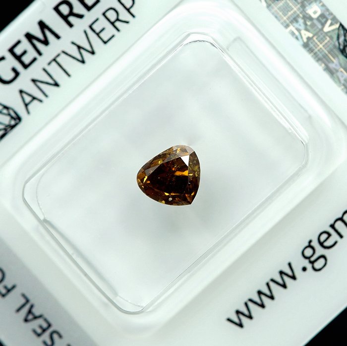 Ingen mindstepris - 1 pcs Diamant  (Naturfarvet)  - 0.84 ct - Fancy deep Brunlig Orange - I1 - Gem Report Antwerp (GRA)