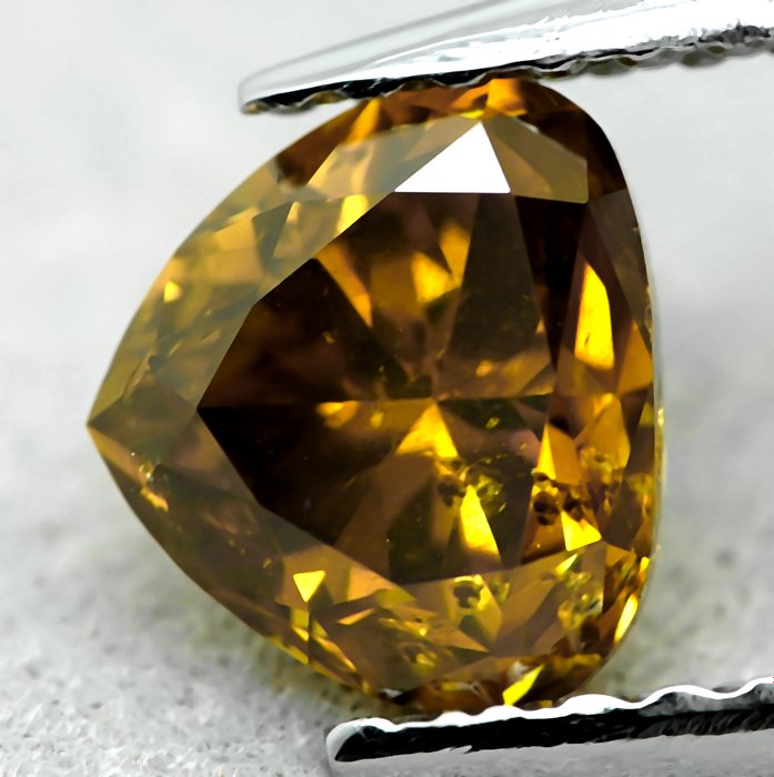 Ingen mindstepris - 1 pcs Diamant  (Naturfarvet)  - 0.84 ct - Fancy deep Brunlig Orange - I1 - Gem Report Antwerp (GRA)