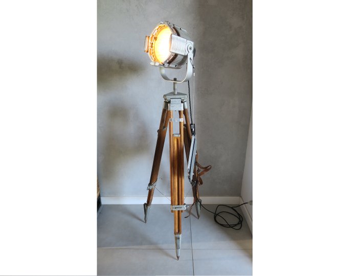 Theater Lamp - Gulvlampe - Aluminium, Stål, Træ