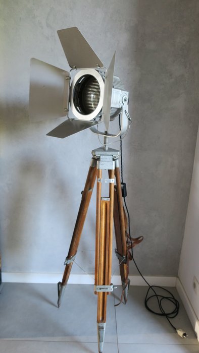 Theater Lamp - Gulvlampe - Aluminium, Stål, Træ