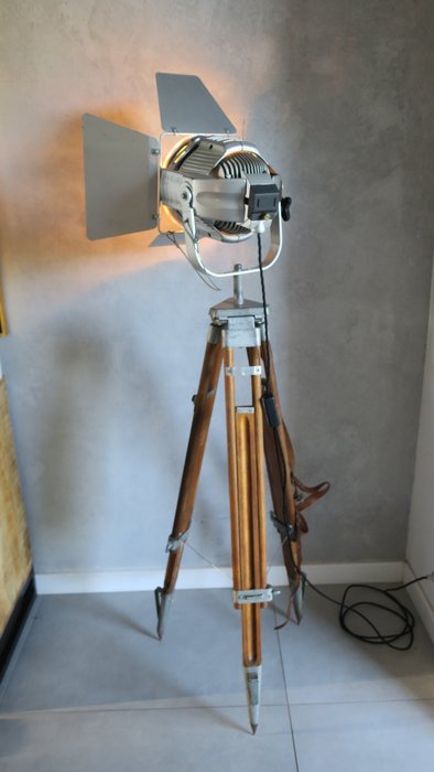 Theater Lamp - Gulvlampe - Aluminium, Stål, Træ