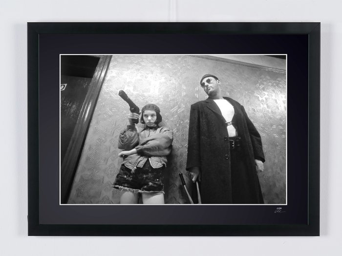 Leon 1994 - Jean Reno « Leon »  Natalie Portman «Mathilda » - Fine Art Photography - Luxury Wooden Framed 70X50 cm - Limited Edition Nr 07 of 30 - Serial ID 30412 - Original Certificate (COA), Hologram Logo Editor and QR Code - 100% New items.