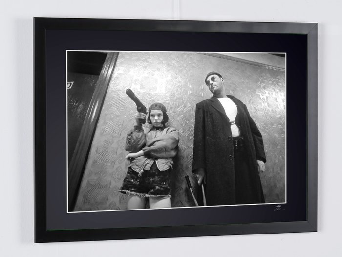 Leon 1994 - Jean Reno « Leon »  Natalie Portman «Mathilda » - Fine Art Photography - Luxury Wooden Framed 70X50 cm - Limited Edition Nr 07 of 30 - Serial ID 30412 - Original Certificate (COA), Hologram Logo Editor and QR Code - 100% New items.