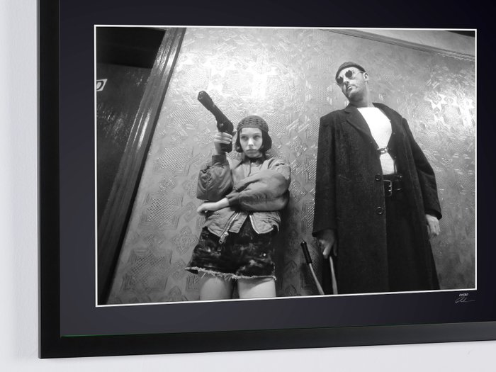 Leon 1994 - Jean Reno « Leon »  Natalie Portman «Mathilda » - Fine Art Photography - Luxury Wooden Framed 70X50 cm - Limited Edition Nr 07 of 30 - Serial ID 30412 - Original Certificate (COA), Hologram Logo Editor and QR Code - 100% New items.