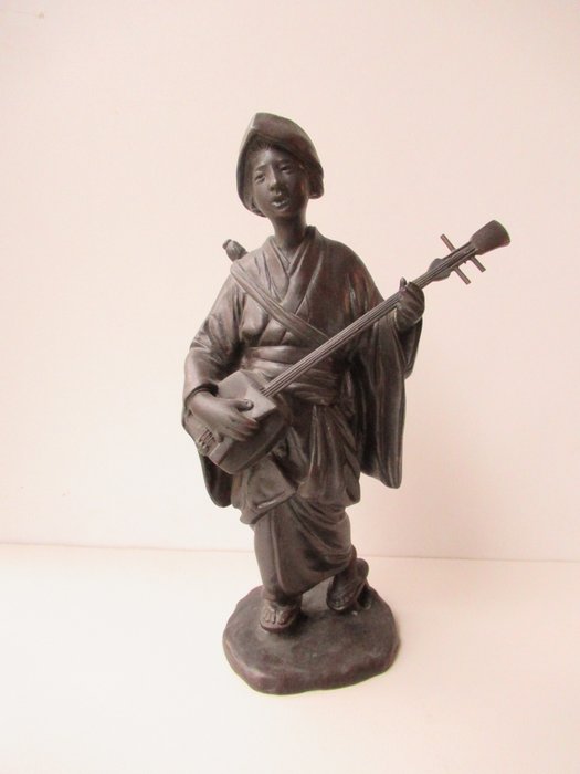 Bronze - Signed 'Seiya saku' 誠谷作 - Okimono geisha med shamisen - Meiji-perioden (1868-1912)