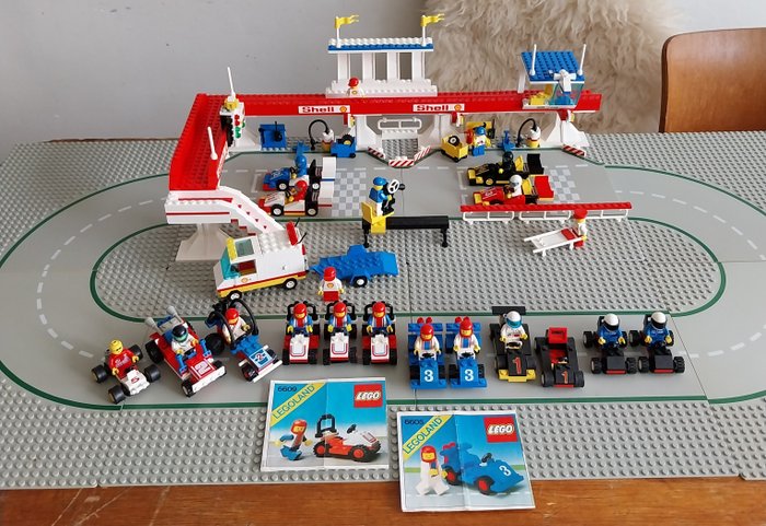 Lego - 6395 - Victory lap raceway (incompleet) extra wegplaten en veel raceautootjes - 1980-1990