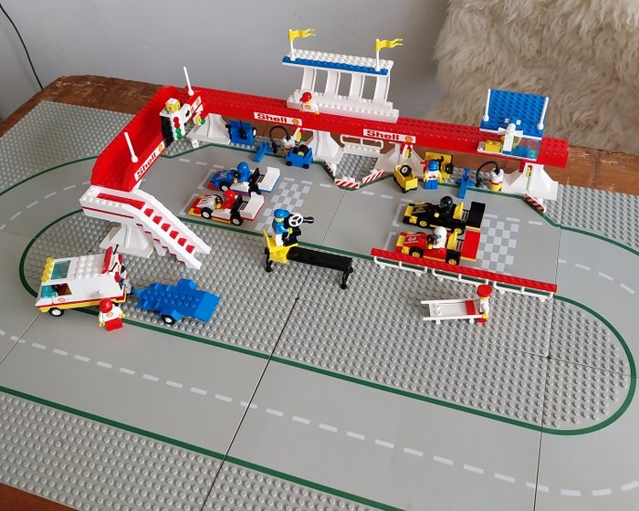 Lego - 6395 - Victory lap raceway (incompleet) extra wegplaten en veel raceautootjes - 1980-1990