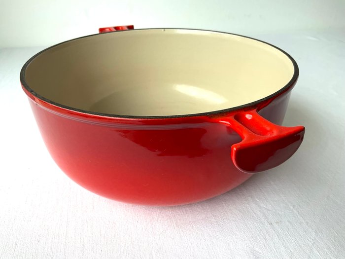 Enzo Mari, Le Creuset  France __ Nr 23 , Roodkleurige geëmailleerde gietijzeren Kookpot / Ovenschaal - Kasserolle - design fra 70'erne, topkvalitet!