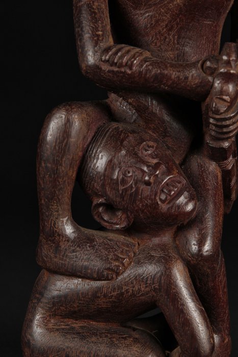 Skulptur af en headhunter - Dayak - Indonesien  (Ingen mindstepris)