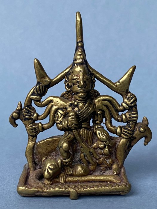 Durga som en repræsentation af 8-armede Maisharuramardini - Engangs voks bronze støbning - Indien - Mogulriget (1526-1857)