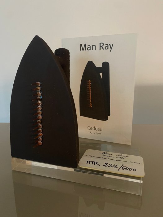 Man Ray (1890-1976) - Skulptur, Cadeau - 17 cm - Jern