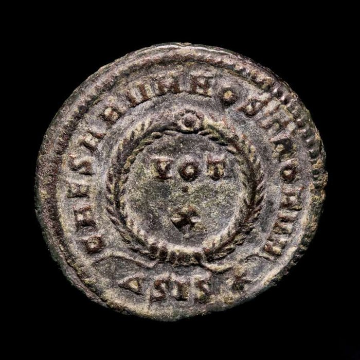 Romarriket. Crispus Caesar. Æ Follis Siscia, 323-324. CAESARVM NOSTRORVM / ΔSIS✩ wreath; within, VOT / X.  (Ingen mindstepris)