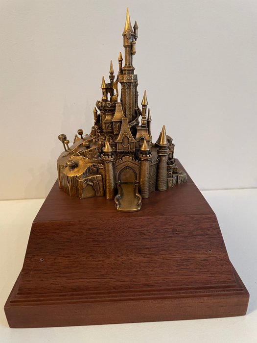 Disney Parks - Statue cast member 15 years service Award  - The Beast Castle - 1 Statuette - Første udgave