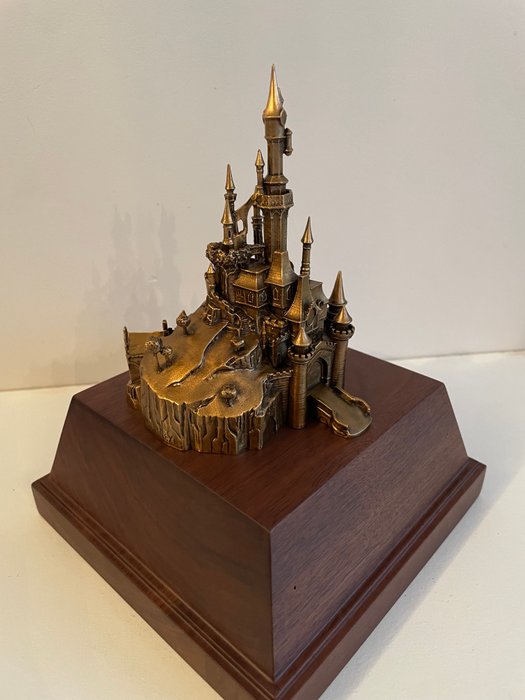 Disney Parks - Statue cast member 15 years service Award  - The Beast Castle - 1 Statuette - Første udgave