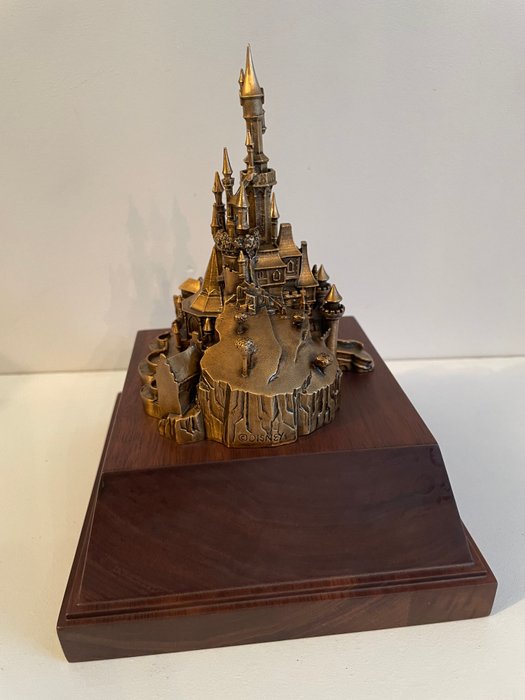 Disney Parks - Statue cast member 15 years service Award  - The Beast Castle - 1 Statuette - Første udgave