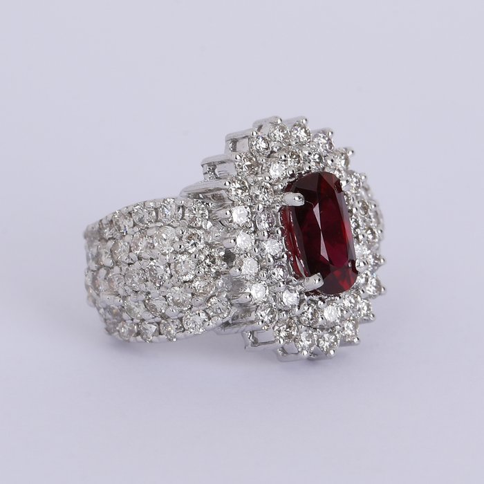 Statement-ring - 14 karat Hvidguld -  6.35ct. tw. Rubin - Diamant - Levende rubin diamantring