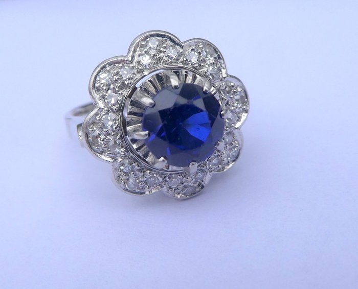 Hvidguld, Platin - Ring - 0.70 ct Safir - Diamanter