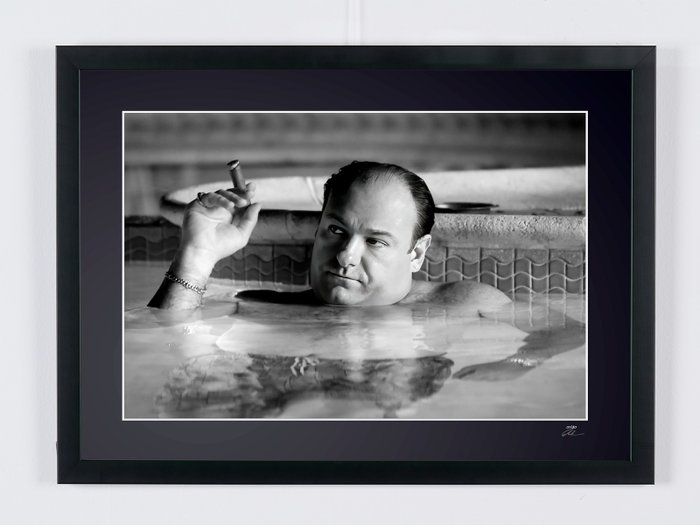 James Gandolfini as « Tony Soprano » - The Sopranos - Fine Art Photography - Luxury Wooden Framed 70X50 cm - Limited Edition Nr 01 of 30 - Serial ID 20951 - Original Certificate (COA), Hologram Logo Editor and QR Code - 100% New items.