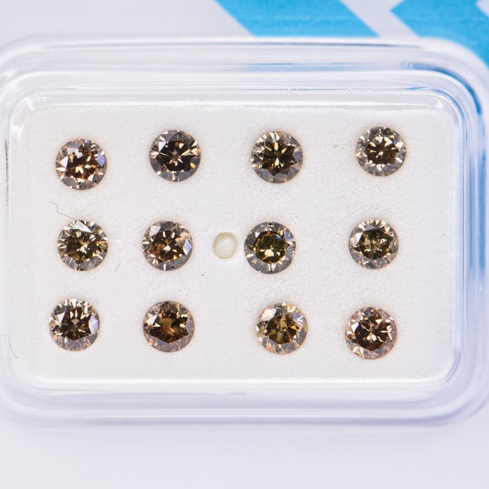 Ingen mindstepris - 12 pcs Diamant  (Naturfarvet)  - 1.06 ct - Rund - Fancy deep Brun Gul - I1, SI2 - International Gemological Institute (IGI)