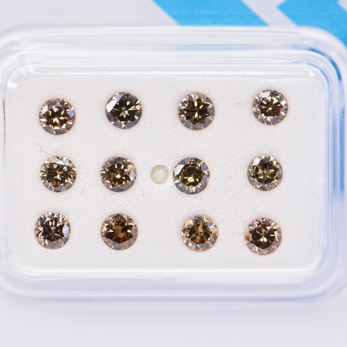 Ingen mindstepris - 12 pcs Diamant  (Naturfarvet)  - 1.06 ct - Rund - Fancy deep Brun Gul - I1, SI2 - International Gemological Institute (IGI)