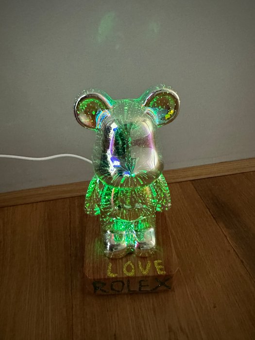 E. ART. FV  - Bear ….. R , olex ? - Gulvlampe - Harpiks - LED Lampe Beer Love Rolex