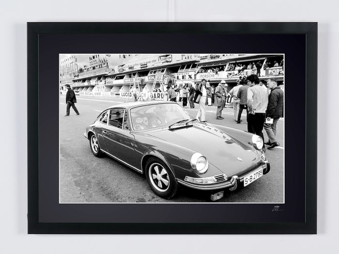 Le Mans 1971 - Steve McQueen - Behind The Scene - Fine Art Photography - Luxury Wooden Framed 70X50 cm - Limited Edition Nr 04 of 30 - Serial ID 30169 - Original Certificate (COA) Hologram Logo Editor and QR Code - 100% New items