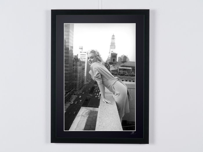 Marilyn Monroe - On the Roof NY 1955 - Photographie Luxury Wooden Framed 70X50 cm - Limited Edition Nr 08 of 30 - Serial ID 30227-2 - - Original Certificate (COA) Hologram Logo Editor and QR Code