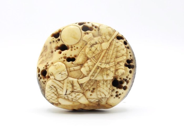 Netsuke manju med karako og flagermus - Horn - Japan - 1800-tallet