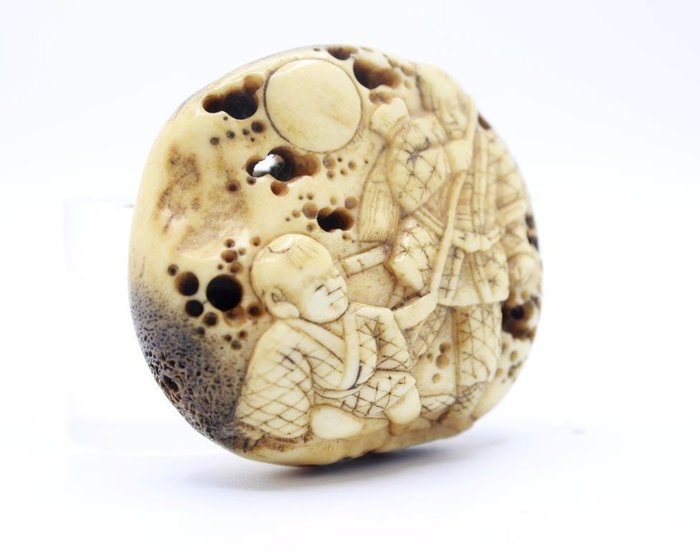 Netsuke manju med karako og flagermus - Horn - Japan - 1800-tallet