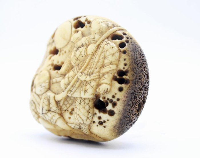 Netsuke manju med karako og flagermus - Horn - Japan - 1800-tallet