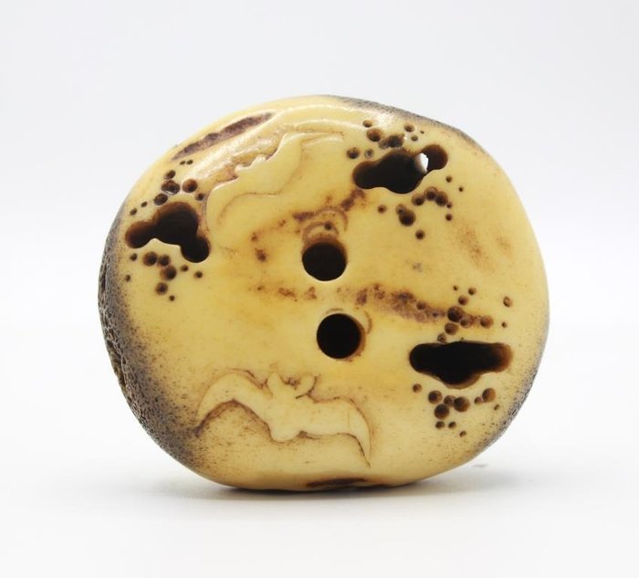 Netsuke manju med karako og flagermus - Horn - Japan - 1800-tallet