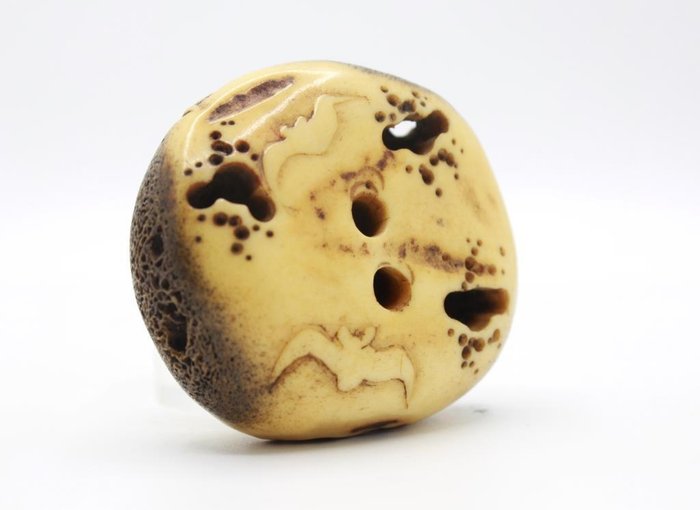 Netsuke manju med karako og flagermus - Horn - Japan - 1800-tallet