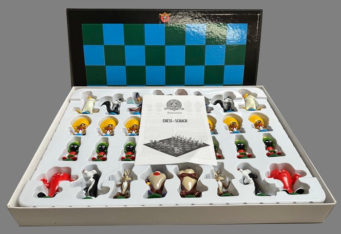 Looney Tunes Chess Set (In original sealed box) featuring 32 adorable cartoon characters Board game - 1999