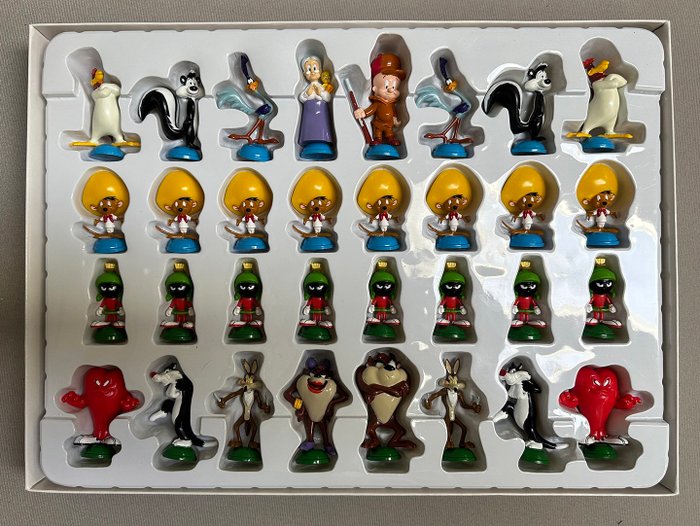 Looney Tunes Chess Set (In original sealed box) featuring 32 adorable cartoon characters Board game - 1999