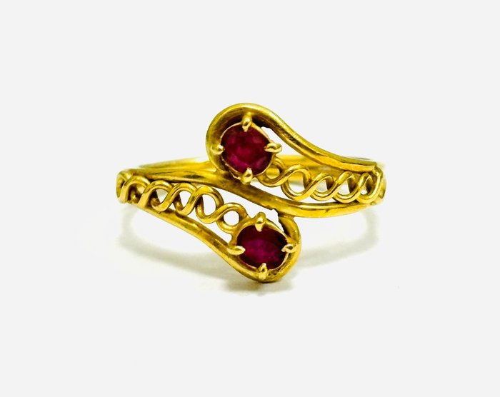 Ring - 18 kraat Gulguld -  0.75ct. tw. Rubin - Fremstillet i Italien