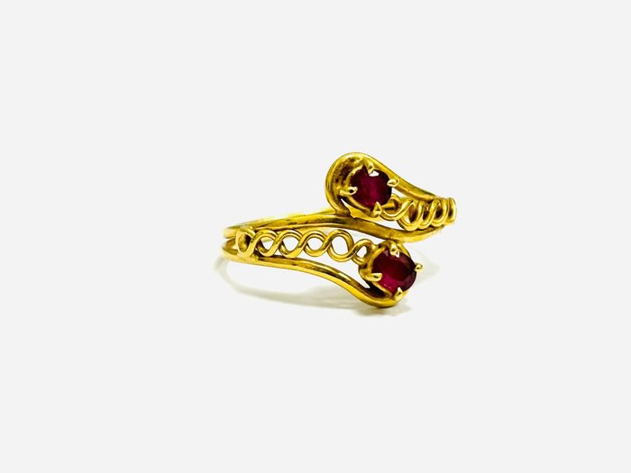 Ring - 18 kraat Gulguld -  0.75ct. tw. Rubin - Fremstillet i Italien